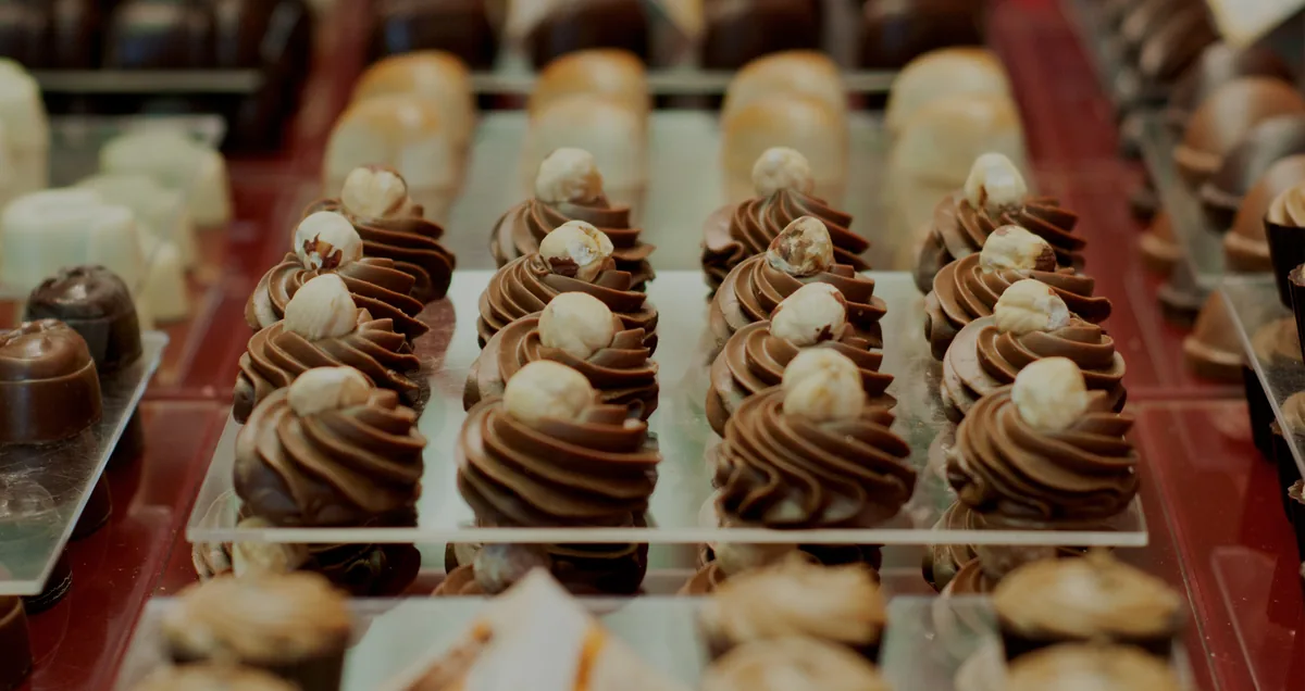 Výběr belgických pralinek v prodejně Chocomania